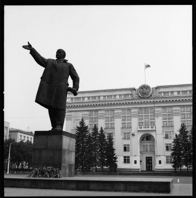 Stora paradplatsen i Kemerovo med den obligatoriske Lenin.